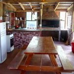 Parrillero, cocina, heladera, comedor al aire libre en cabañas Buena Vista. El Soberbio