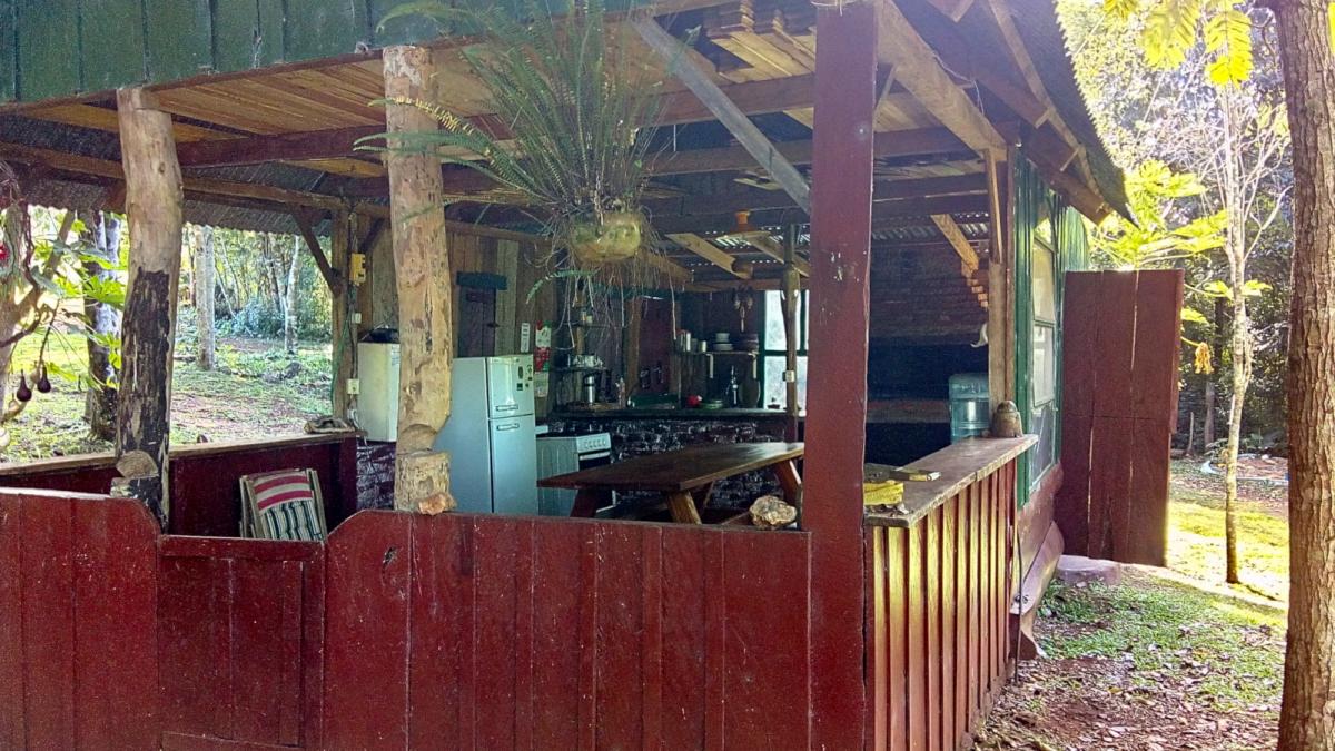 Parrillero, heladera, comedor al aire libre en cabañas Buena Vista. El Soberbio, Misiones