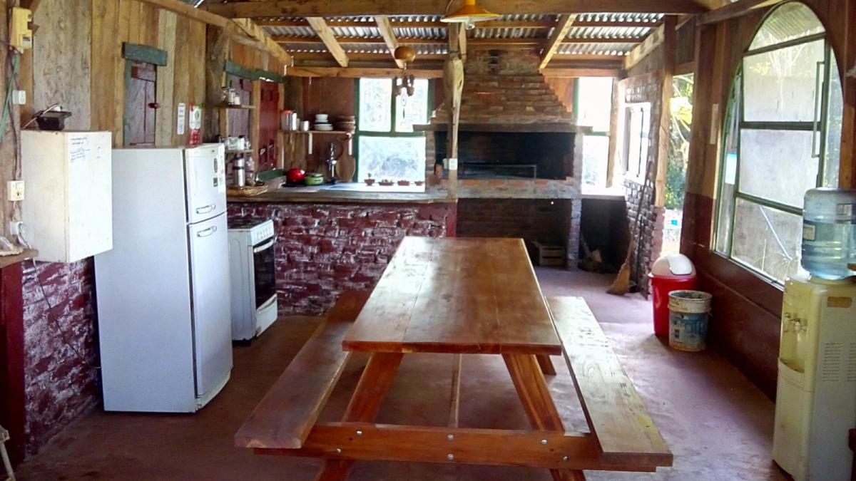 Parrillero, cocina, heladera, comedor al aire libre en cabañas Buena Vista. El Soberbio